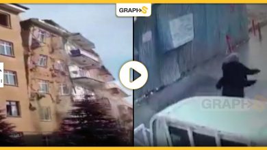 بالفيديو|| في تركيا.. نجاة رجل من موت محقق بعد سقوط جدار حديدي عليه وانهيار مبنى من ثلاثة طوابق