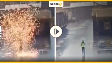 بالفيديو|| لحظة استهداف صاعقة رعدية أحد الأشخاص على الطريق في إندونيسيا.. جاءت من السماء ونزلت على رأسه رغم حركته