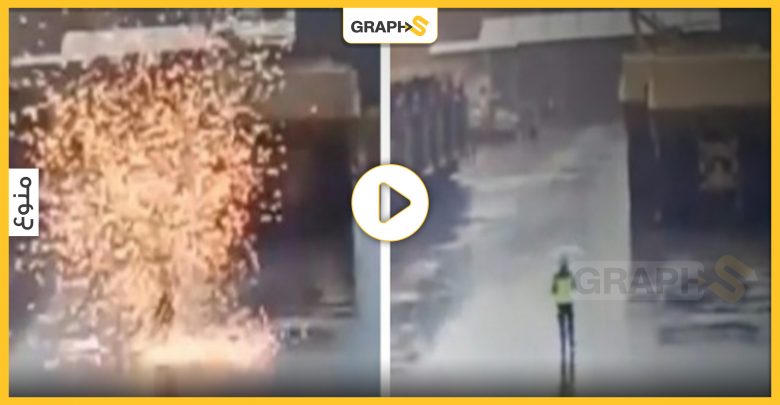 بالفيديو|| لحظة استهداف صاعقة رعدية أحد الأشخاص على الطريق في إندونيسيا.. جاءت من السماء ونزلت على رأسه رغم حركته