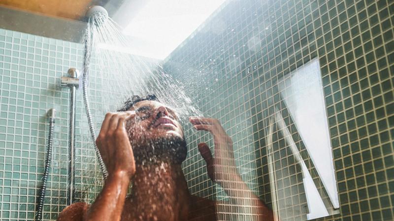 عادة خاطئة أثناء الاستحمام تؤثر على خصوبة الرجل.. دكتور عربي يحذّر من ظاهرة شائعة أثناء الاستحمام