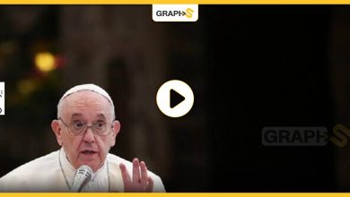 بالفيديو|| لحظة إهانة البابا فرنسيس في اليونان من قبل قس رومي والسلطات ترميه أرضاً