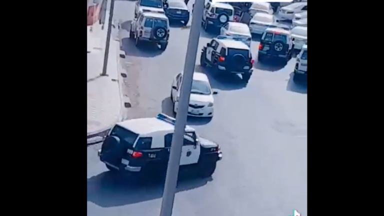 بالفيديو|| سعودي يطلق النار على الشرطة بعد سرقته سيارة إحدى المواطنين بالبلاد
