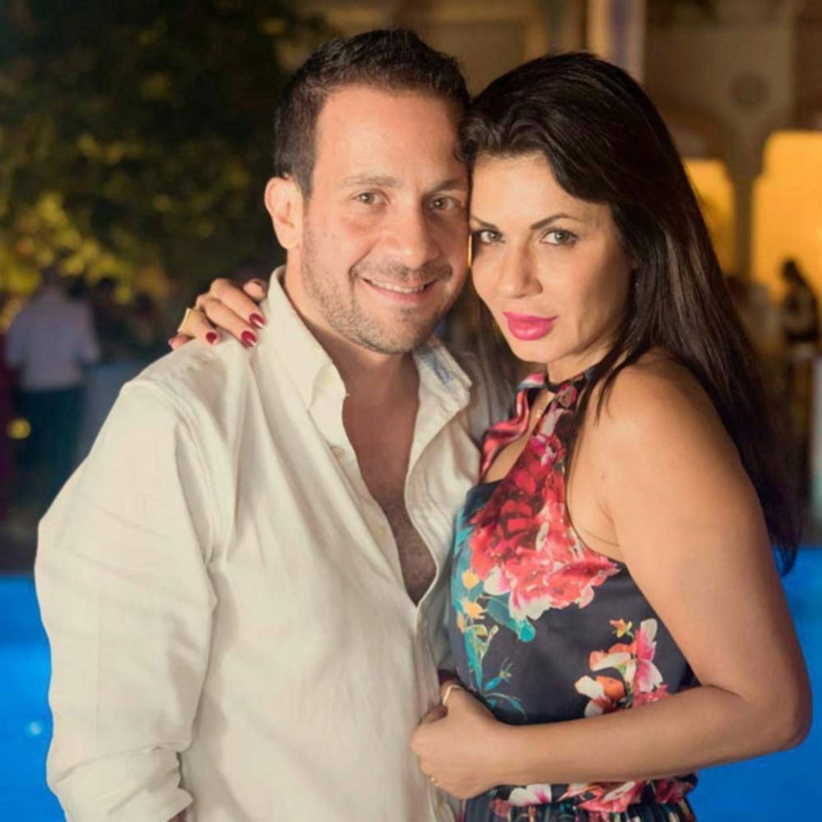 زوج الفنانة نجلاء بدر يثير الجدل بتصريحات عن جسد زوجته خلال بث مباشر