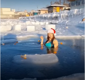  حسناء البحيرة المتجمدة الروسية تتصدر حديث مواقع التواصل بظهورها العاري وسط الماء المجمد- فيديو
