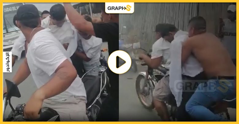 بالفيديو|| أخرجوا جثمان صديقهم المتوفي من النعش ليتجولوا به على دراجة نارية في رحلة وداعية