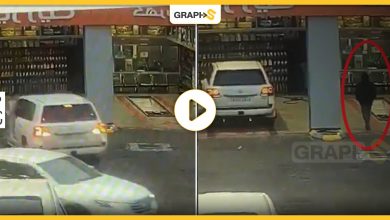 بالفيديو|| سارق يعتلي سيارة حديثة من داخل مغسلة سيارات ويلوذ بالفرار وصاحبها يطارده ويحاول منعه