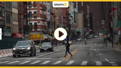 كاميرا المراقبة توثق عملية اعتداء على سيدة من قبل رجلين بطريقة مؤلمة للغاية في نيويورك- فيديو