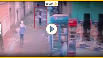 شاب مصري يعتدي على فتاة بعد التحرش عليها والاهالي تنقذها وعدسة الكاميرا توثق - فيديو