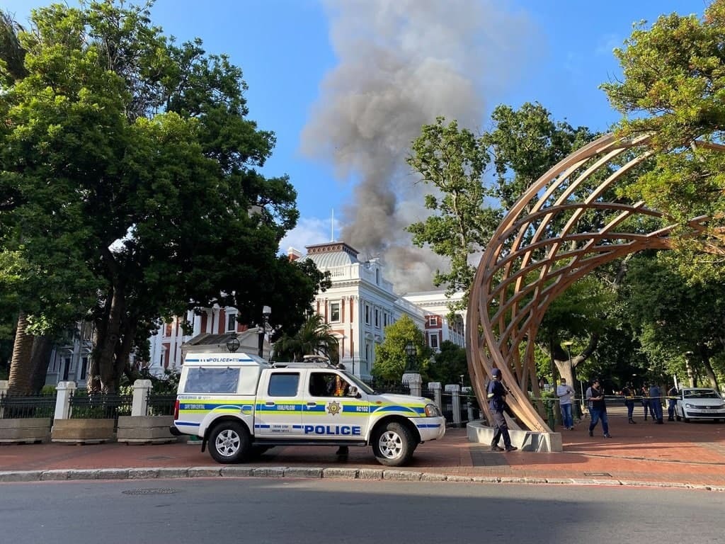 حريق ضخم مقر برلمان جنوب أفريقيا 