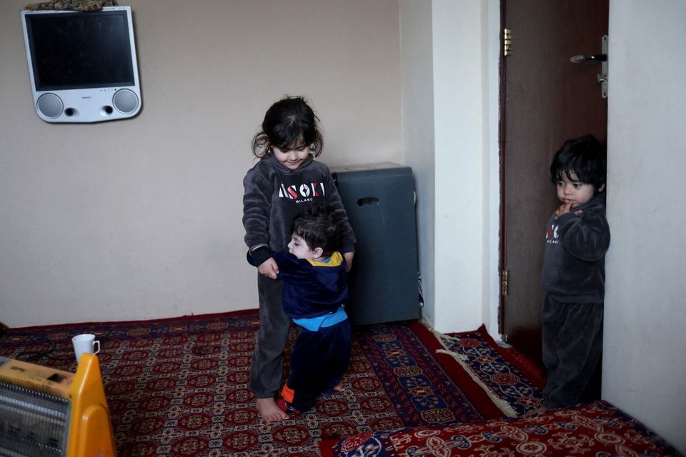 نهاية سعيدة لمأساة "الرضيع الأفغاني" الذي ضاع وسط فوضى الهروب من "أفغانستان"