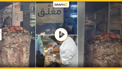 "شاورما بنكهة الفئران".. فأر كبير يسرح فوق سيخ شاورما بمطعم شهير في جدة والسلطات المختصة تتحرك