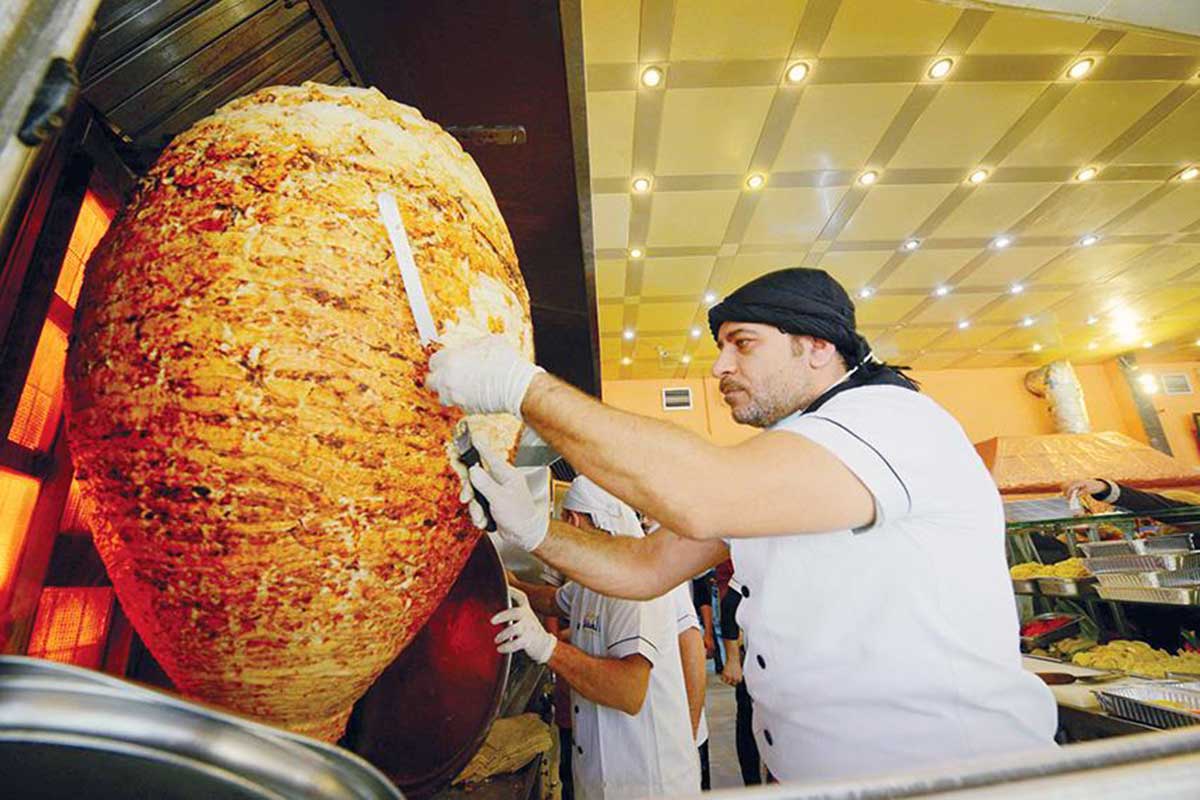 بوزنٍ بلغ 600 كيلوغرام.. مطعم سوري بليبيا يحضر سيخ شاورما ضخم كحملةٍ ترويجية له