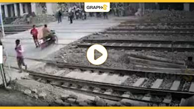بالفيديو|| مشهد مثير.. لحظات فصلت الموت عن قائد دراجة نارية أمام قطار سريع بالهند
