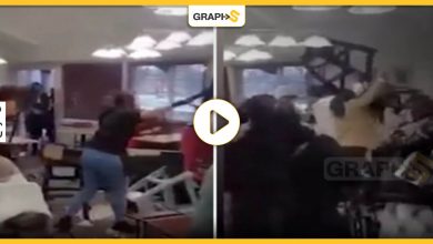 بالفيديو|| وسط صراخ الفتيات والصغار.. مشاجرة عنيفة داخل مطعم أمريكي بسبب طلبية لحمة