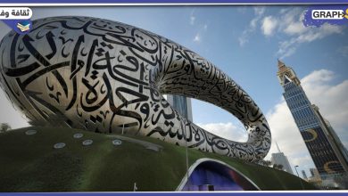 شاهد: رجل طائر بالسماء يدعو الناس لافتتاح "أجمل مبنى على وجه الأرض" في الإمارات العربية .. متحف المستقبل