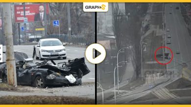 دبابة روسية تدهس سيارة أوكرانية