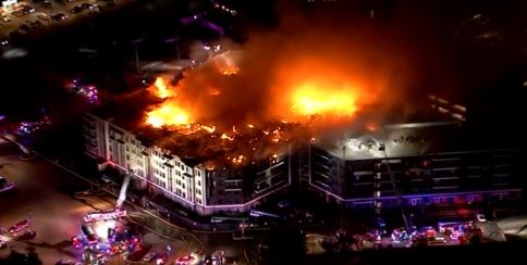 بالفيديو|| حريق ضخم في مبنى بأمريكا و عشرات الضحايا والمصابين بانجراف التربة في كولومبيا