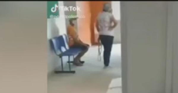 بالفيديو|| سيدة برازيلية تربط زميلها بالعمل وتجره إلى المستشفى بطلب من مديرها لتلقي العلاج