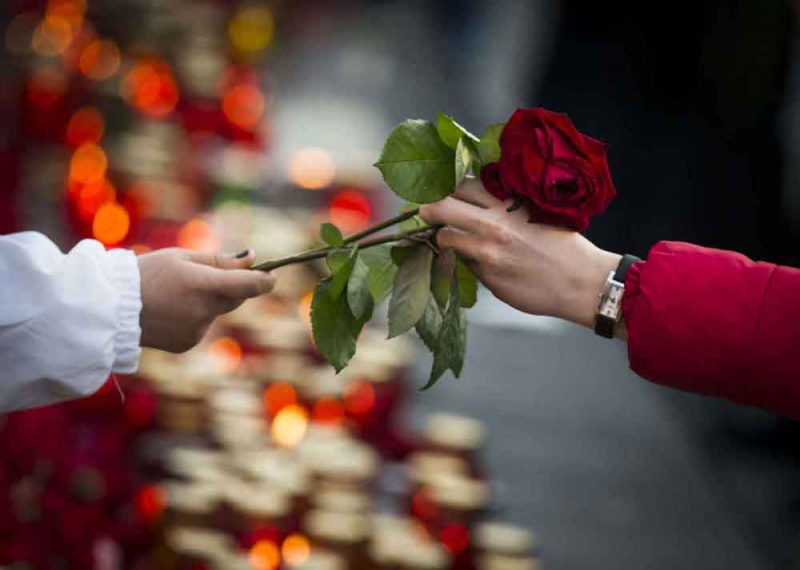 عيد الحب يتصدر محرك البحث غوغل وبلد عربي يستورد نصف مليون وردة حمراء