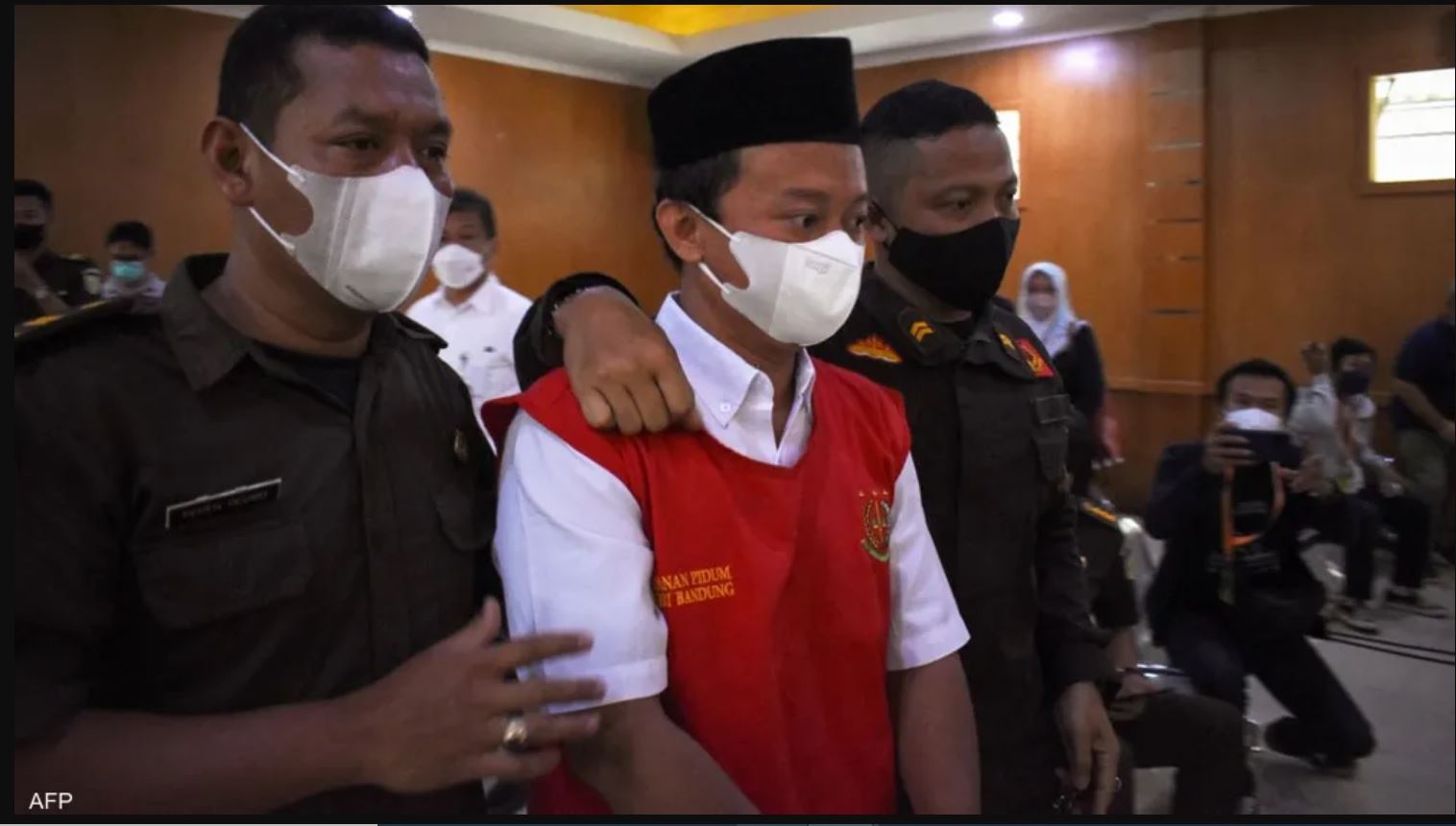 في أندونيسيا: ضجة عارمة بالبلاد بسبب حادثة اعتداء مدير مدرسة على 13 تلميذة .. "بعضهنّ حملن منه"