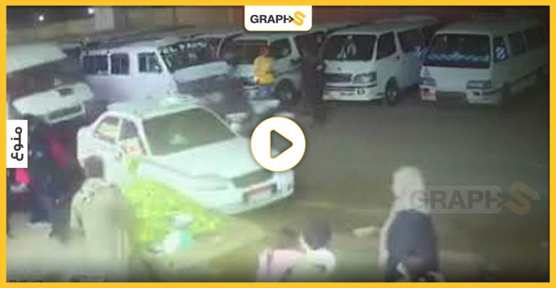 بالفيديو|| في مصر وخلال لحظات.. سيارة تدهس 10 أشخاص وتطيح بعربة "فول"