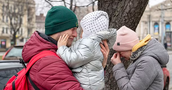 شاهد: "مدير مبيعات تحول لجندي".. لحظة وداع مؤثرة بين أوكراني وزوجته وبناته