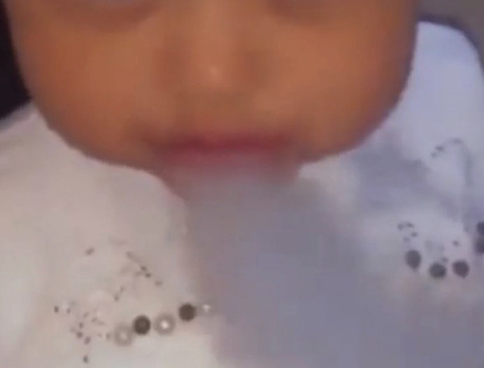 "طفلة السيجارة الإلكترونية".. مقطع مصور لقي جدلاً واسعا بالسعودية والسلطات تتحرك - فيديو