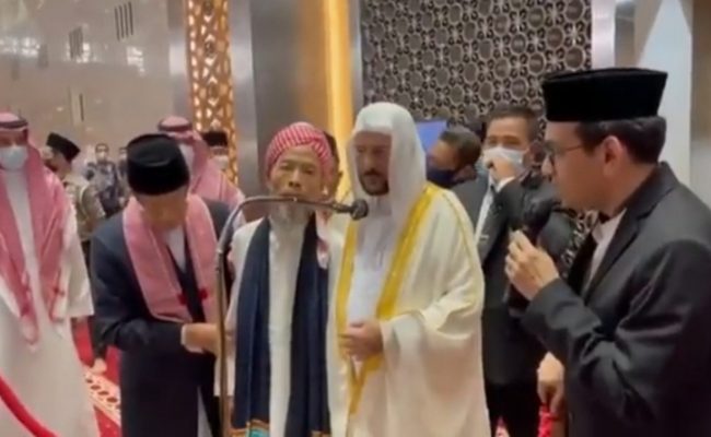 بالفيديو|| مسن إندونيسي ينهار باكياً من هدية وزير الشؤون الإسلامية السعودي له