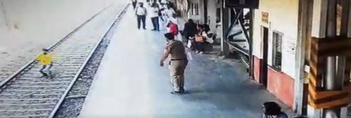 شرطي هندي ينقذ مراهق من موت