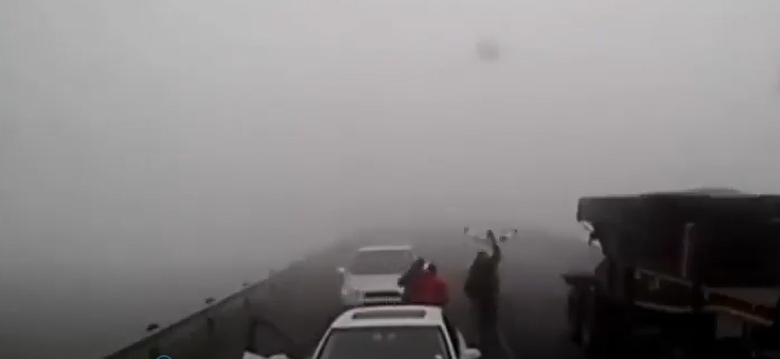 بالفيديو|| لحظة اصطدام شاحنة بعدة سيارات متوقفة في إيران بسبب الضباب