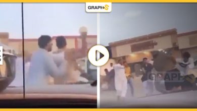 بالفيديو|| شجار عنيف في نهار رمضان أمام "محل فول" في إحدى الدول الخليجية