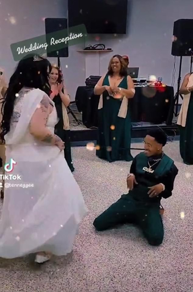 بالفيديو|| زفاف فتاة أمريكية بيضاء على شاب من البشرة السمراء.. ساقته لصالة الزفاف مربوطاً مثل الكلب