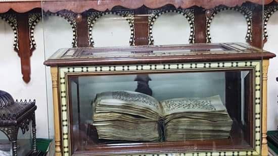  قميص ومكحلة وشعرتان من رأس النبي محمد من ضمن مقتنيات الحجرة النبوية في مسجد الحسين بمصر -صور