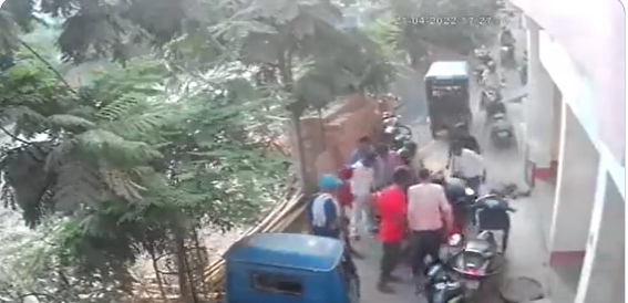 بالفيديو|| لحظة سقوط امرأة هندية في جورة صرف صحي وسط الطريق بسبب جوالها النقال