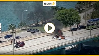 بالفيديو|| حادث في أمريكا.. سقوط طائرة صغيرة فوق سيارة أعلى جسر وأضرار بشرية ومادية
