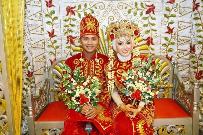 طقوس لا مثيل لها..قبيلة إندونيسية تمنع المتزوجين حديثا من استخدام المرحاض لـ 3 أيام