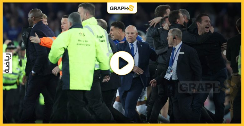 مدرب فرنسي يركل مشجعاً استفزه بعد هزيمة فريقه والسلطات الأمنية تتدخل - فيديو