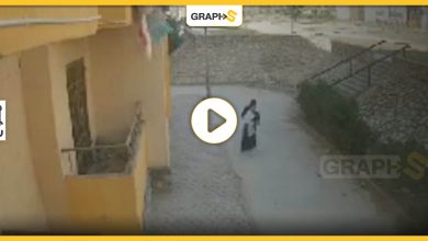 بالفيديو|| مصرية تلقي رضيعتها بالشارع وعدسة المراقبة توثق فعلتها ومطالبة بالمحاسبة