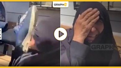 تركي يركل امرأة عجوز سورية في غازي عينتاب بعنف على وجهها والسلطات تتحرك - فيديو