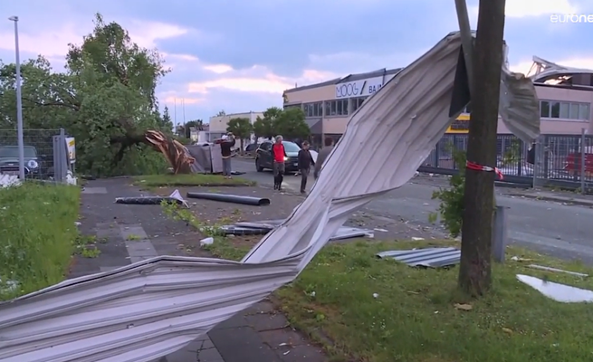 بالفيديو|| إعصار مدمر في ألمانيا ومشاهد قوية من إعصار دوامي في أمريكا تتطاير فيه الأشياء