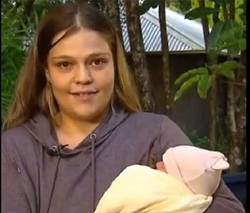 سيدة أسترالية ذهبت للمستشفى بسبب آلام في المعدة فخرجت ورضيعتها بيدها