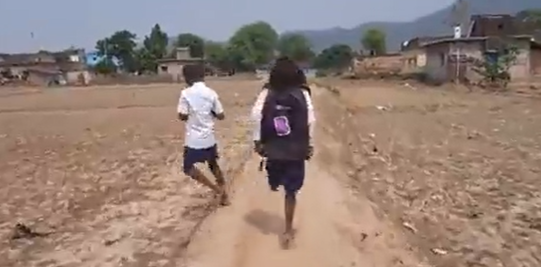 فتاة برجل واحدة تقطع مسافة كبيرة بشكل يومي لتصل لمدرستها في الهند - فيديو