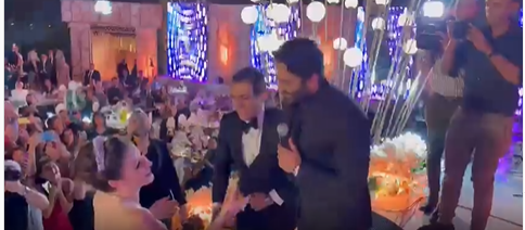 تامر حسني يحقق حلم العمر لعروسة مصرية باقتحامه حفل زفافها - فيديو