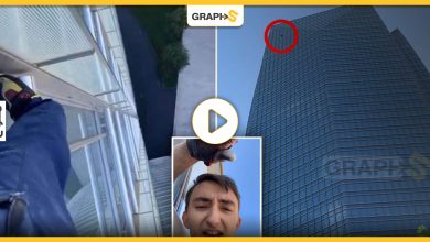 في أمريكا: "الرجل العنكبوت" يقوم بتسلق مبنى من 50 طابقاً كحركة احتجاجية والسلطات تعتقله