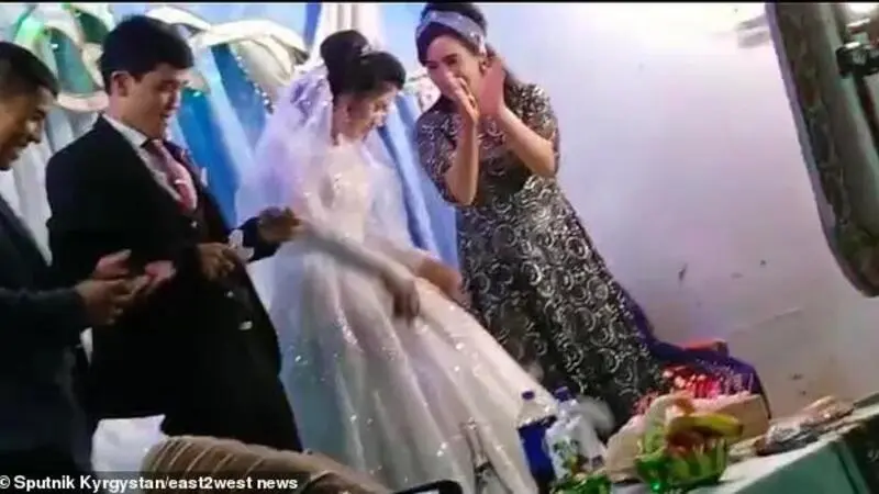 عريس أوزبكستاني ينهال بالضرب المبرح على زوجته أثناء حفل زفافهما أمام الحاضرين -فيديو