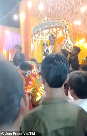 عريس هندي يطلق النار عن طريق الخطأ على صديقه أثناء حفل الزفاف -فيديو