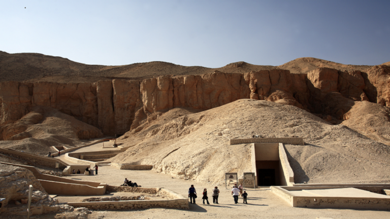 اكتشاف "باب العالم سفلي" داخل مقبرة فرعونية 