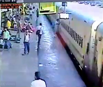  امرأة تسقط أسفل قطار وموظف يتدخل وينقذها من نهاية مؤلمة -فيديو