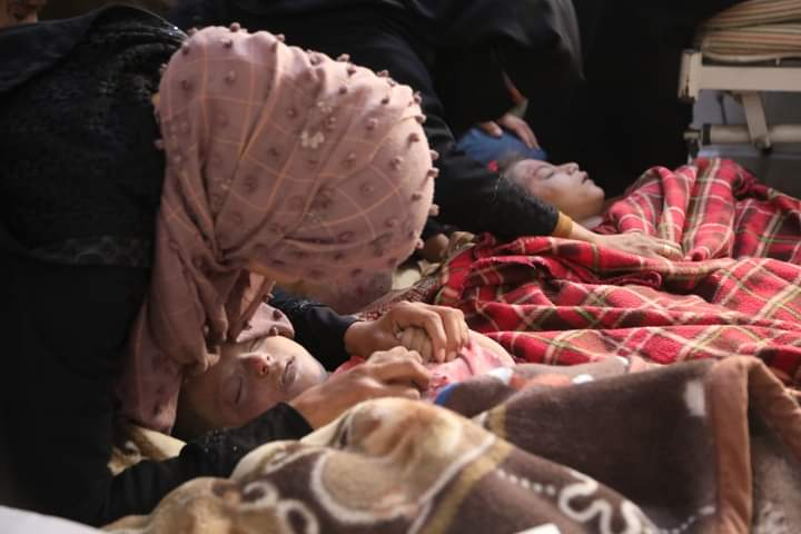 بالفيديو|| لحظة وداع أم سورية لصغارها الأربعة بعد أن قضوا بقصف روسي في إدلب