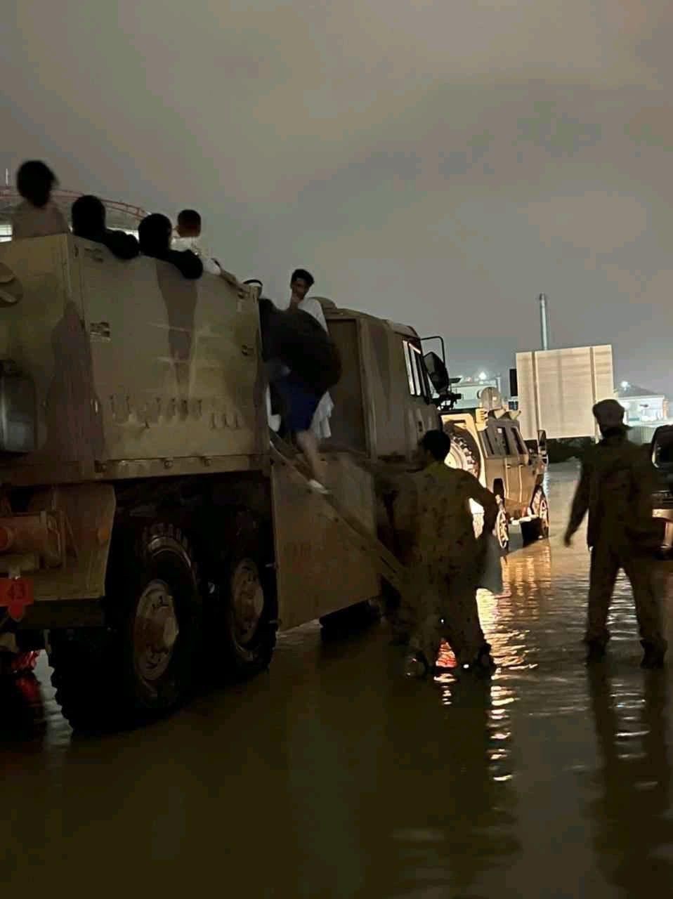 مشهد مخيف سيل جاريف يسحق أحد الأسواق في الإمارت وإغلاق الطرقات في قطر من الفيضانات -فيديو